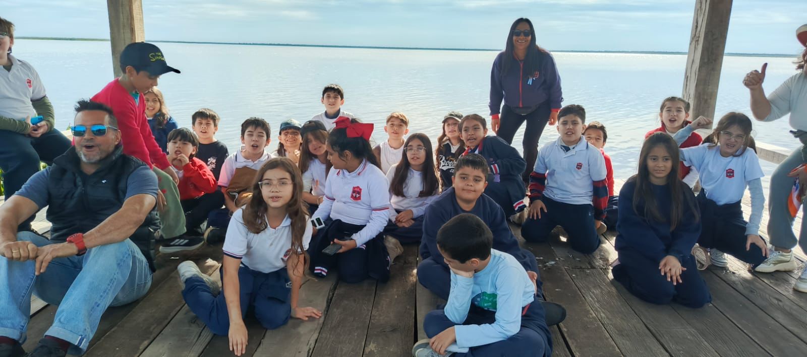 Estudiantes del nivel primario en una salida educativa